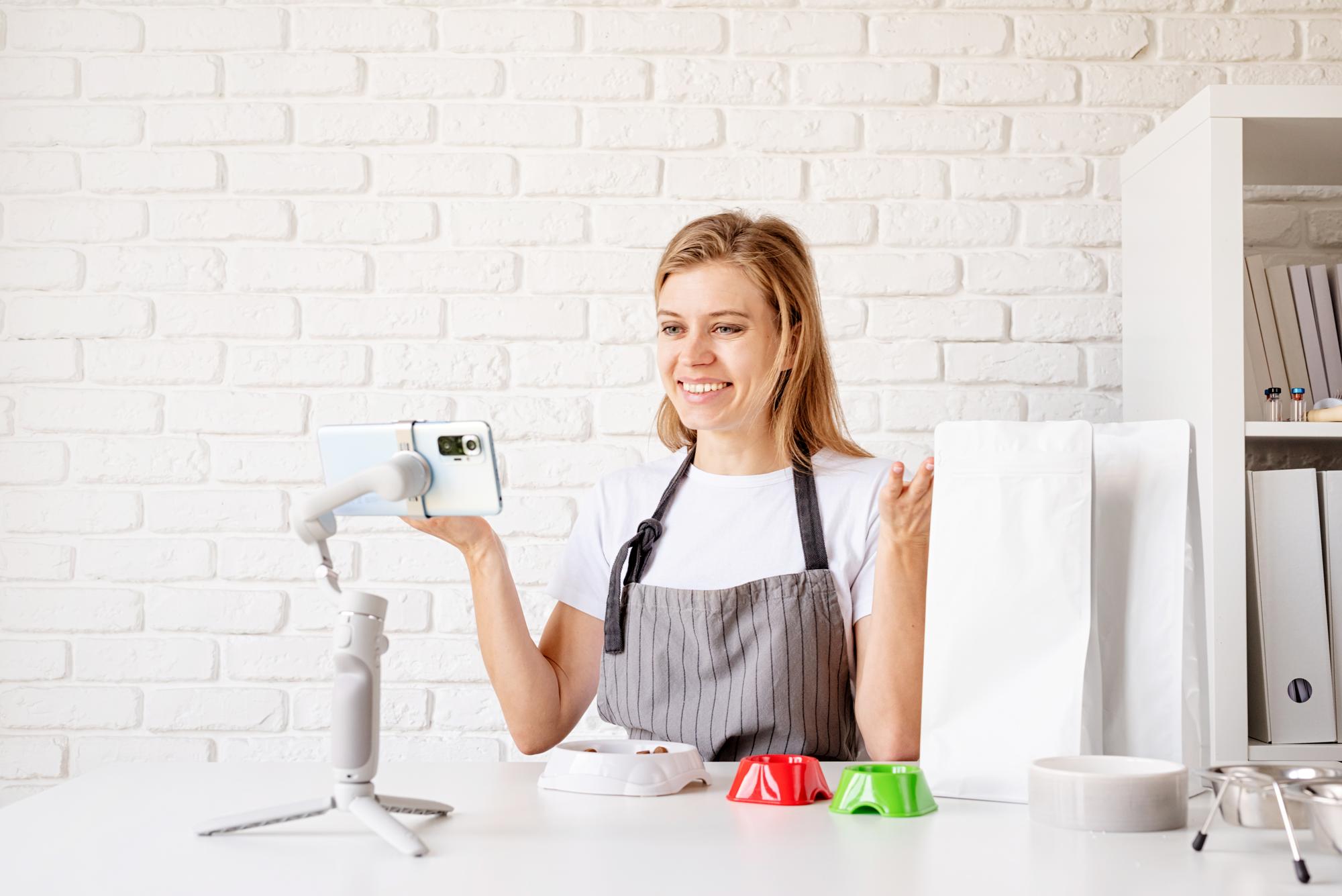 Studio cucina illuminato con attrezzatura
