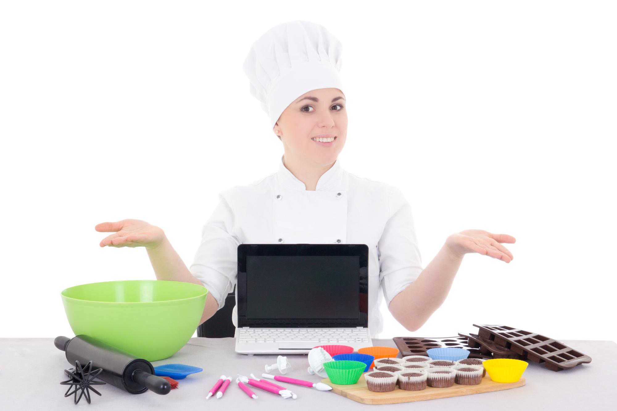 Chef che spiega una tecnica ai fornelli