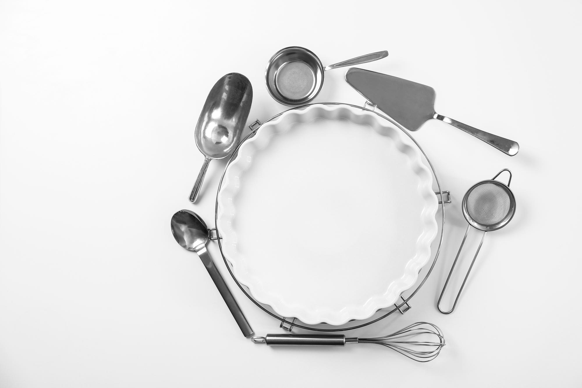 Set di utensili da cucina disposti in cerchio